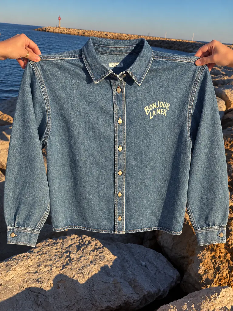 Sur chemise jean bonjour la mer.webp